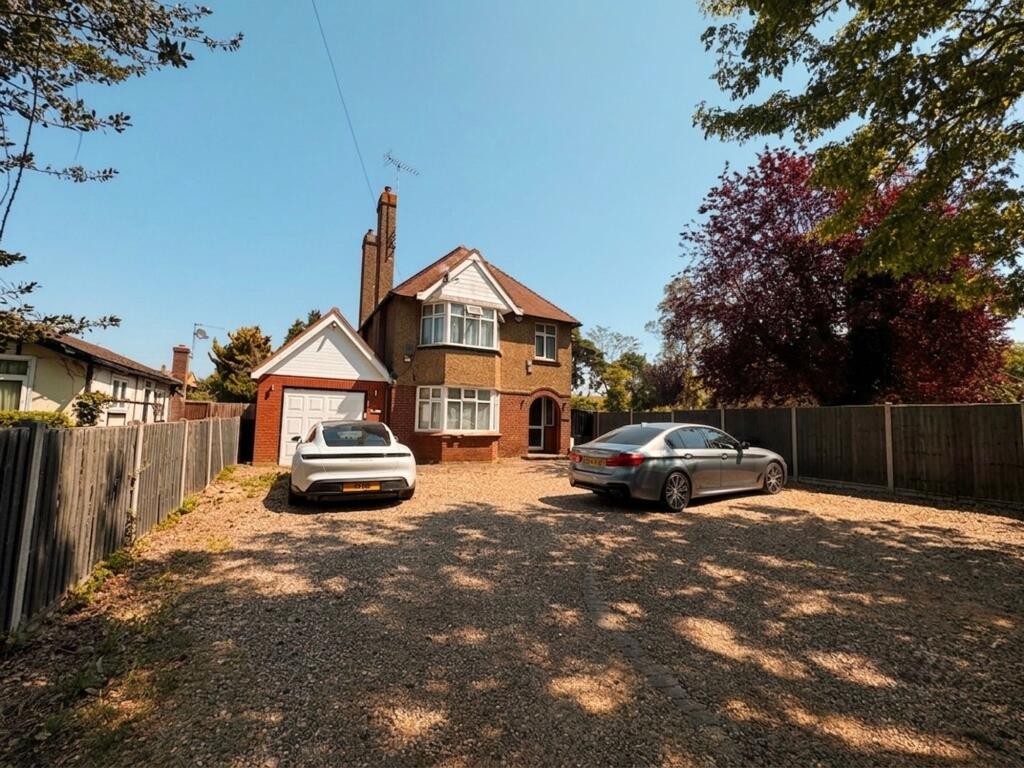 7 bed Detached for rent in Poyle. From Lords Associates of London 7 bed Detached for rent in Poyle. From Lords Associates of London