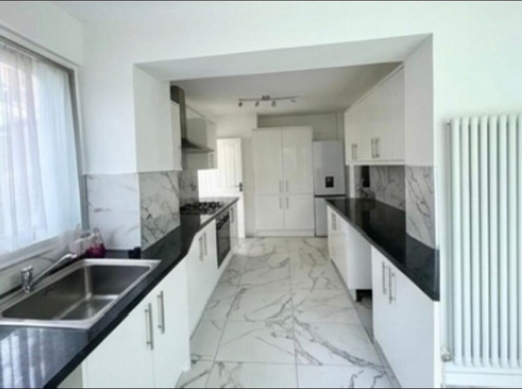 6 bed Semi Detached for rent in Stokenchurch. From Lords Associates of London 6 bed Semi Detached for rent in Stokenchurch. From Lords Associates of London