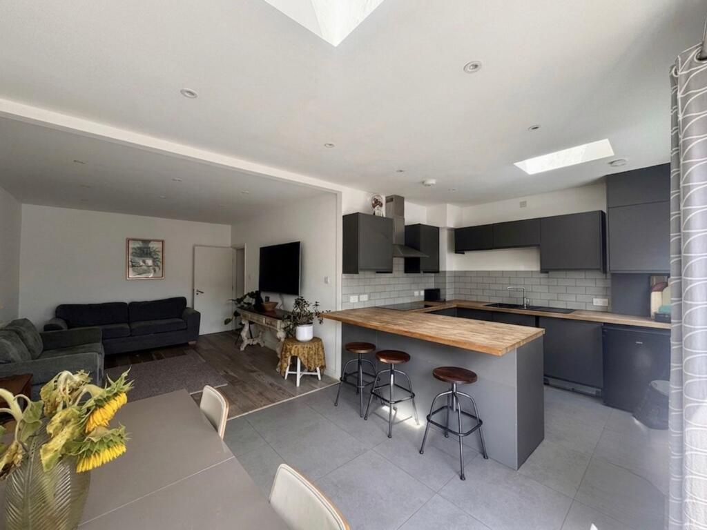 4 bed End of Terrace for rent in London. From Lords Associates of London