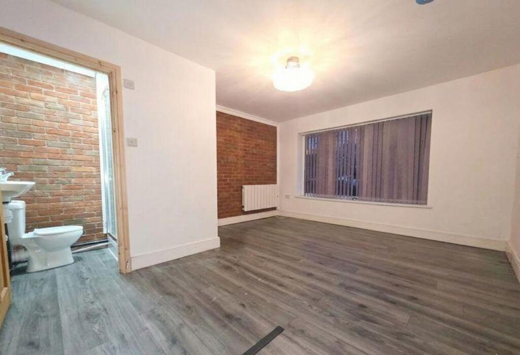 6 bed Detached for rent in Smethwick. From Lords Associates of London 6 bed Detached for rent in Smethwick. From Lords Associates of London