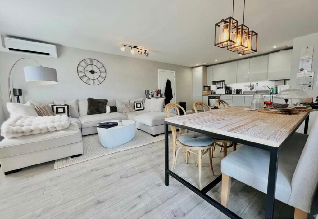 1 bed 1st Floor Flat for rent in Uxbridge. From Lords Associates of London
