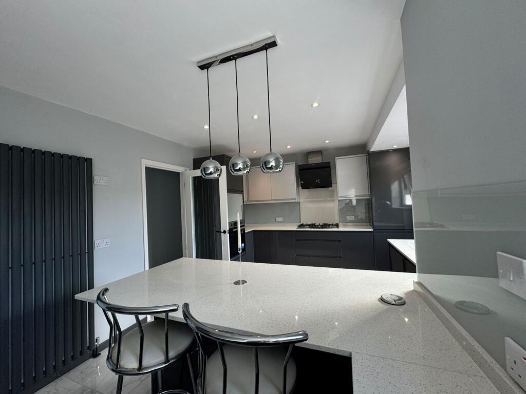 3 bed Detached bungalow for rent in Wraysbury. From Lords Associates of London 3 bed Detached bungalow for rent in Wraysbury. From Lords Associates of London