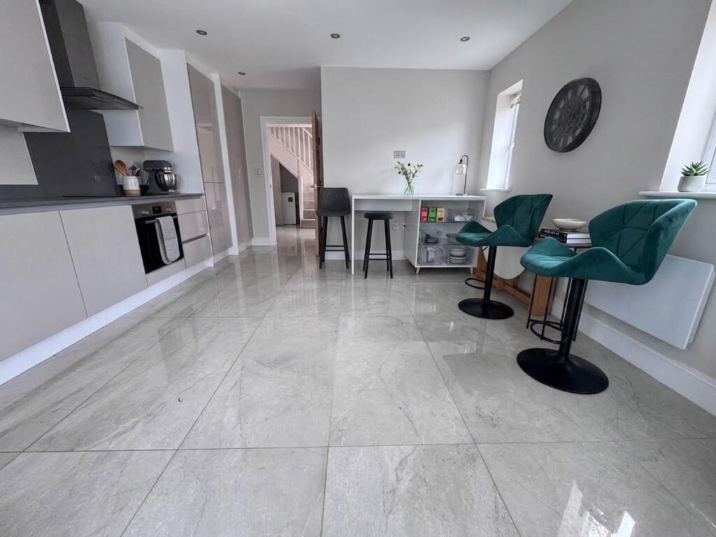 2 bed Semi Detached for rent in West Drayton. From Lords Associates of London 2 bed Semi Detached for rent in West Drayton. From Lords Associates of London