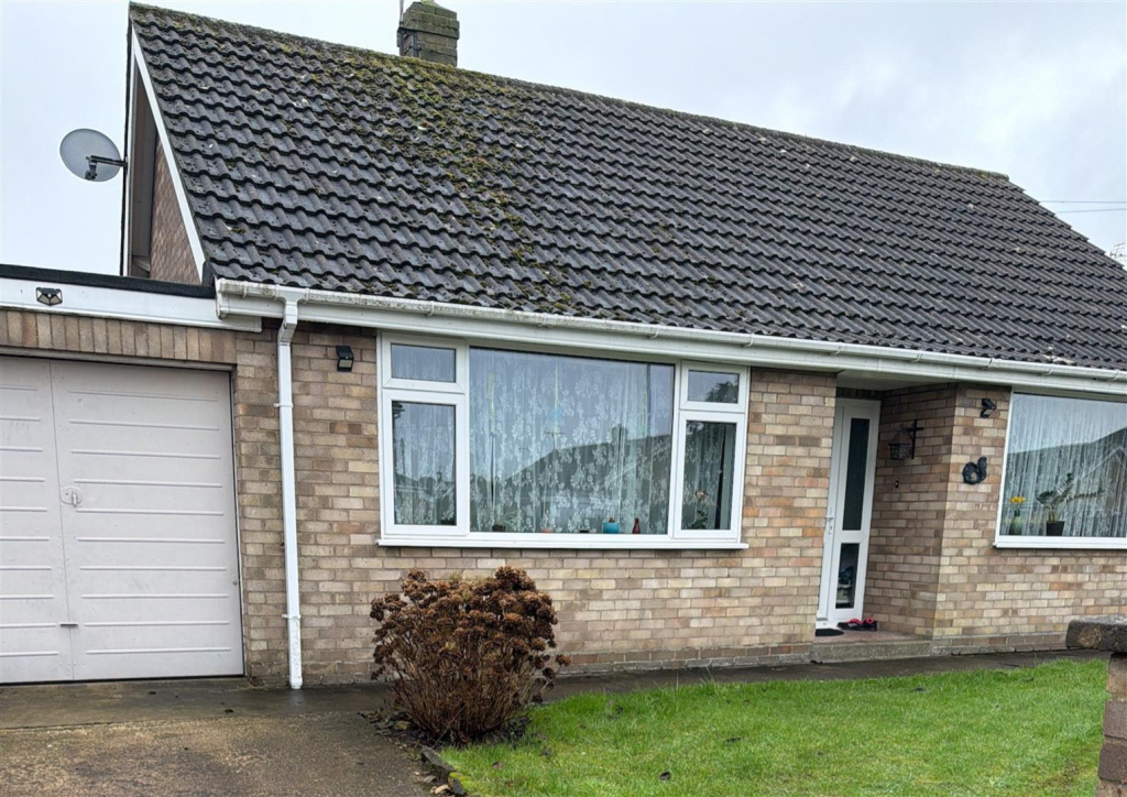 2 bed Detached bungalow for rent in Spalding. From Ark Property Centre - Spalding 2 bed Detached bungalow for rent in Spalding. From Ark Property Centre - Spalding