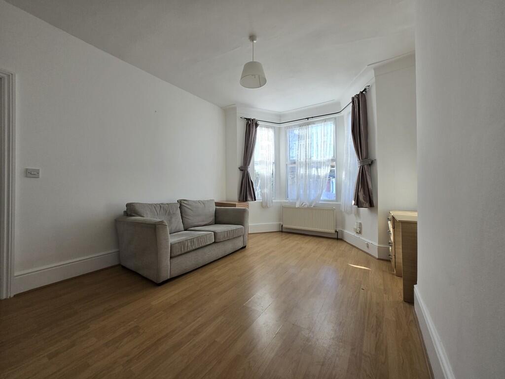 1 bed 1st Floor Flat for rent in Ilford. From Charlesons - Gants Hill