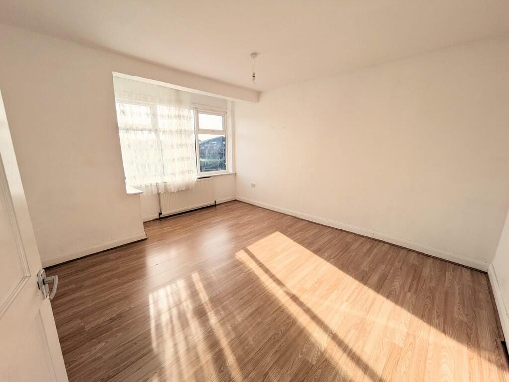 4 bed Mid Terraced House for rent in Chigwell. From Charlesons - Gants Hill