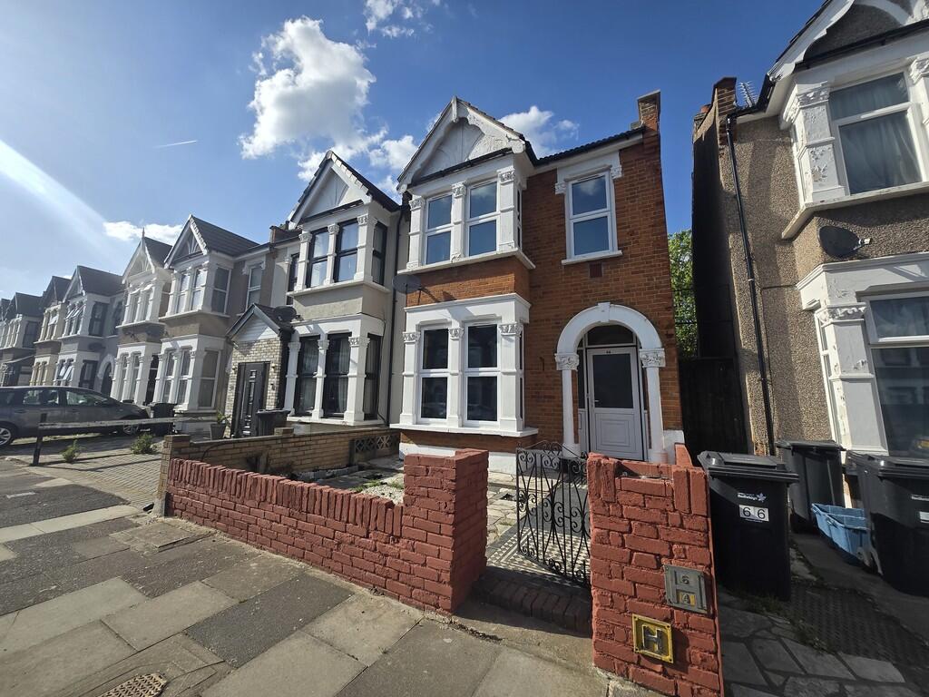 3 bed End of Terrace for rent in Ilford. From Charlesons - Gants Hill