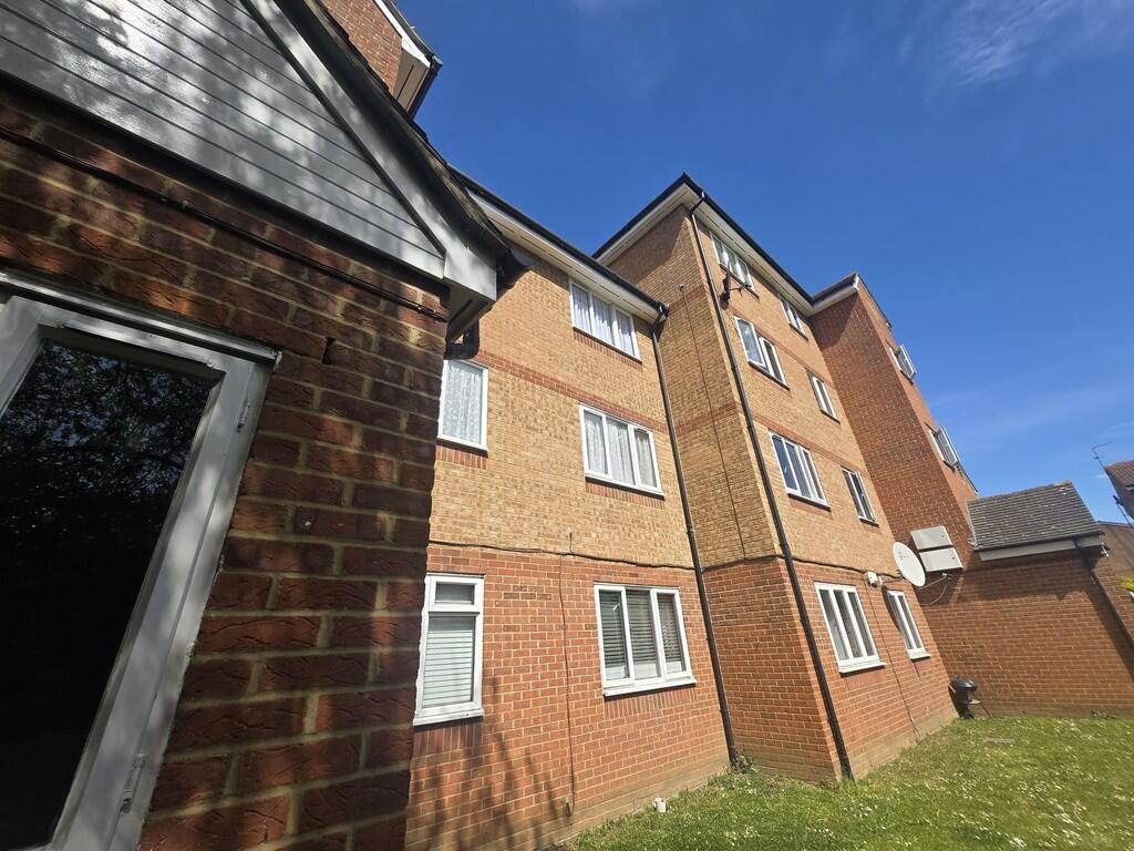 1 bed Apartment for rent in Ilford. From Charlesons - Gants Hill