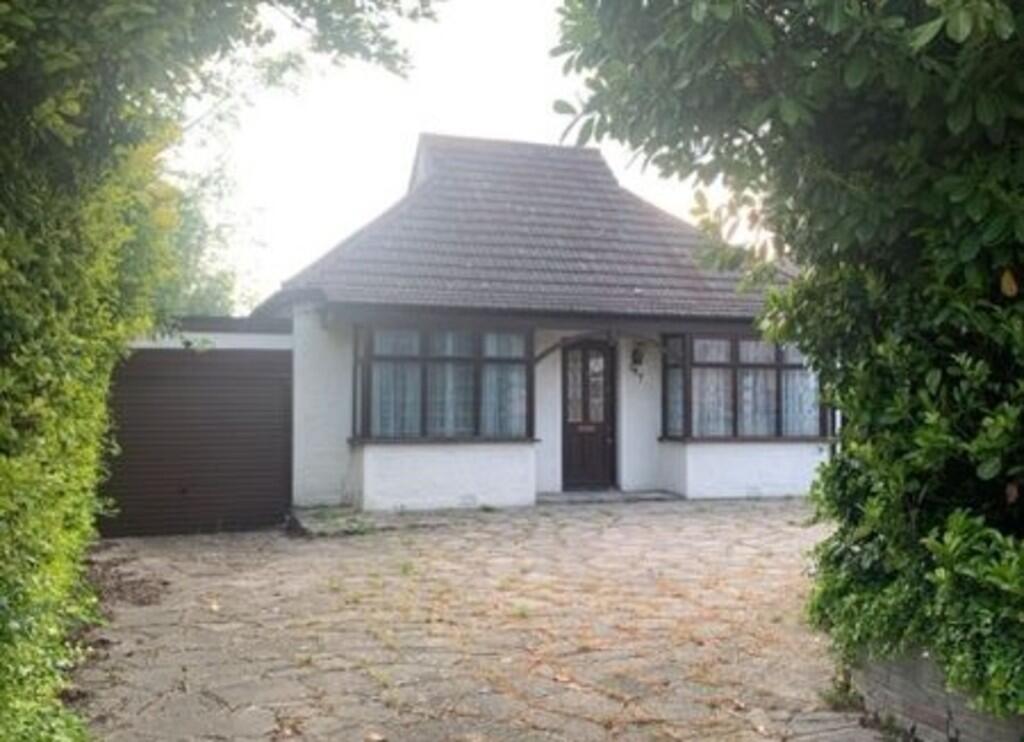2 bed Detached bungalow for rent in Romford. From Charlesons - Gants Hill