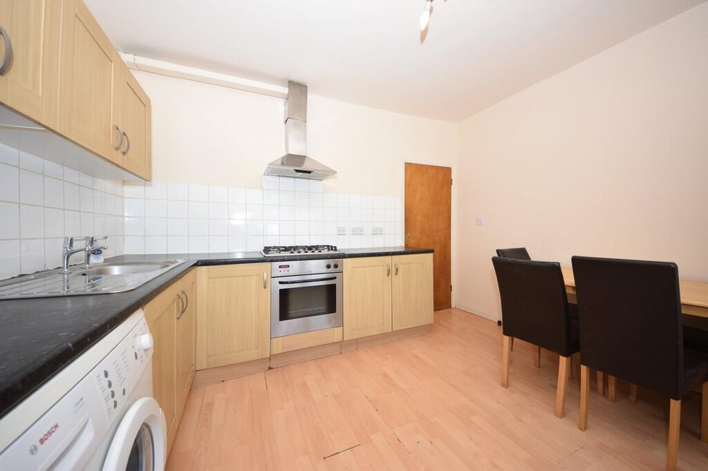 3 bed 1st Floor Flat for rent in Ilford. From Charlesons - Gants Hill