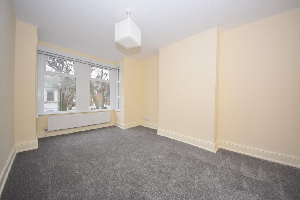 3 bed Apartment for rent in Ilford. From Charlesons - Gants Hill 3 bed Apartment for rent in Ilford. From Charlesons - Gants Hill