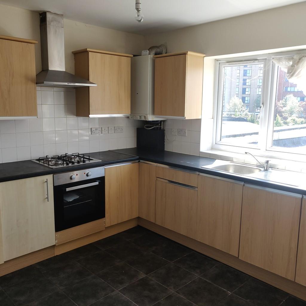 2 bed 1st Floor Flat for rent in Woodford. From Charlesons - Gants Hill