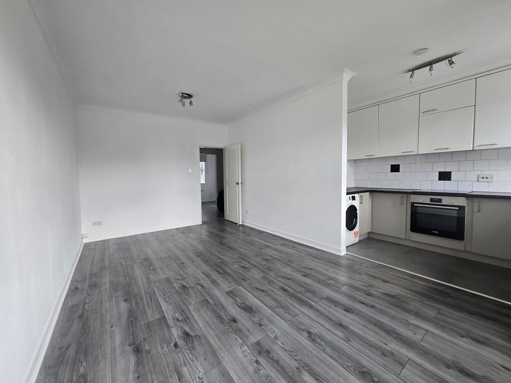 2 bed Apartment for rent in Woodford. From Charlesons - Gants Hill
