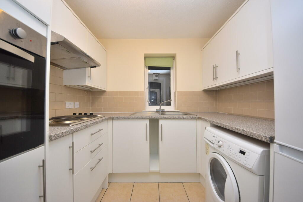 1 bed 1st Floor Flat for rent in Ilford. From Charlesons - Gants Hill