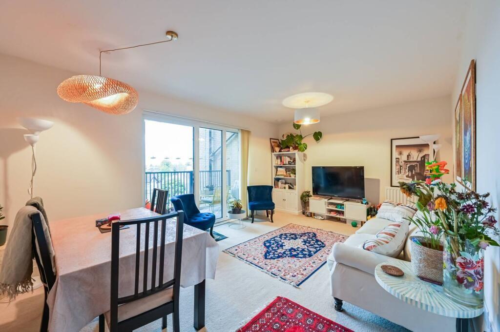 3 bed Apartment for rent in Ilford. From Charlesons - Gants Hill 3 bed Apartment for rent in Ilford. From Charlesons - Gants Hill