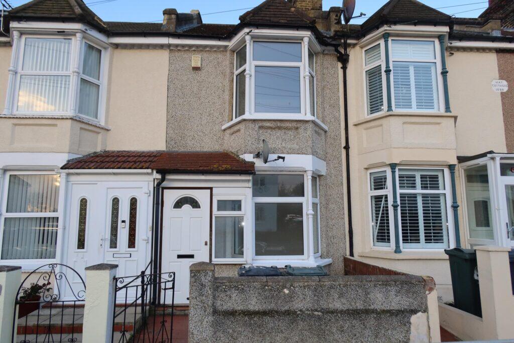2 bed Mid Terraced House for rent in Swanscombe. From Chartwell Residential Lettings - Gravesend