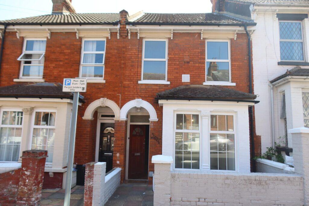 3 bed Mid Terraced House for rent in Chatham. From Chartwell Residential Lettings - Gravesend