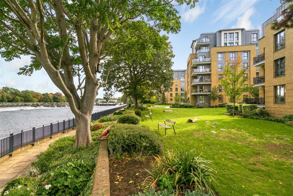 3 bed Apartment for rent in . From Chase Buchanan - Teddington