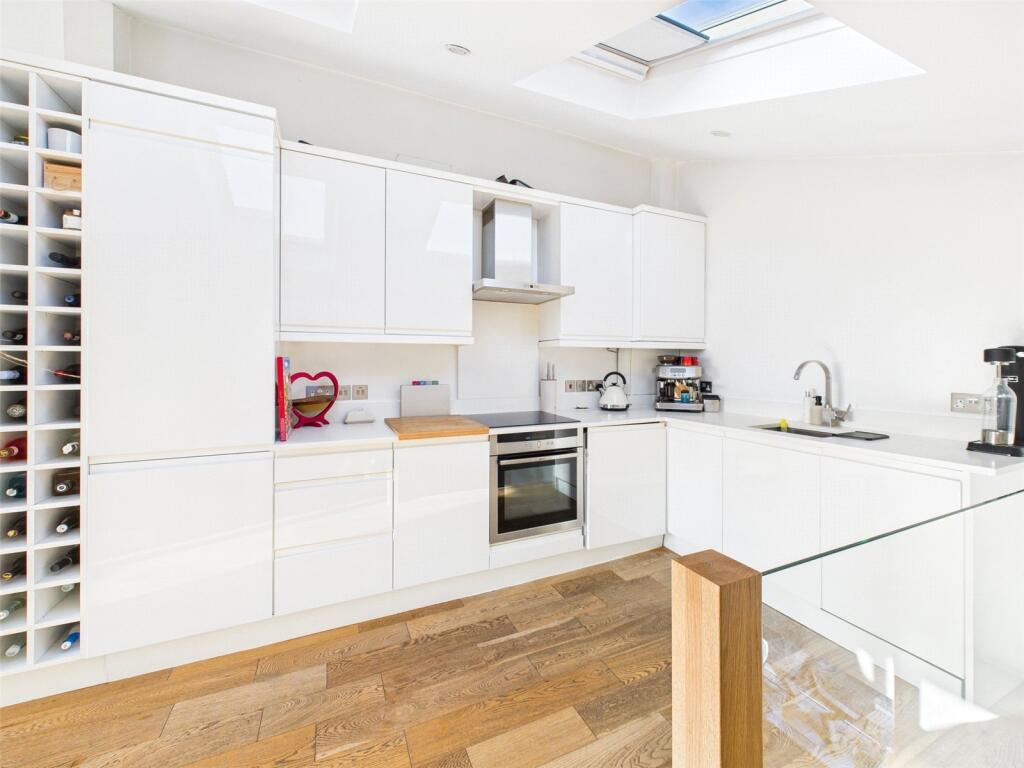 3 bed Penthouse for rent in Kingston upon Thames. From Chase Buchanan - Teddington 3 bed Penthouse for rent in Kingston upon Thames. From Chase Buchanan - Teddington