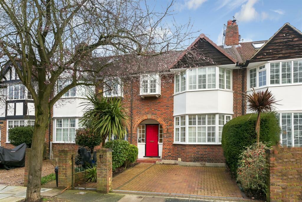 4 bed Detached House for rent in Twickenham. From Chase Buchanan - Twickenham & Strawberry Hill - Lettings
