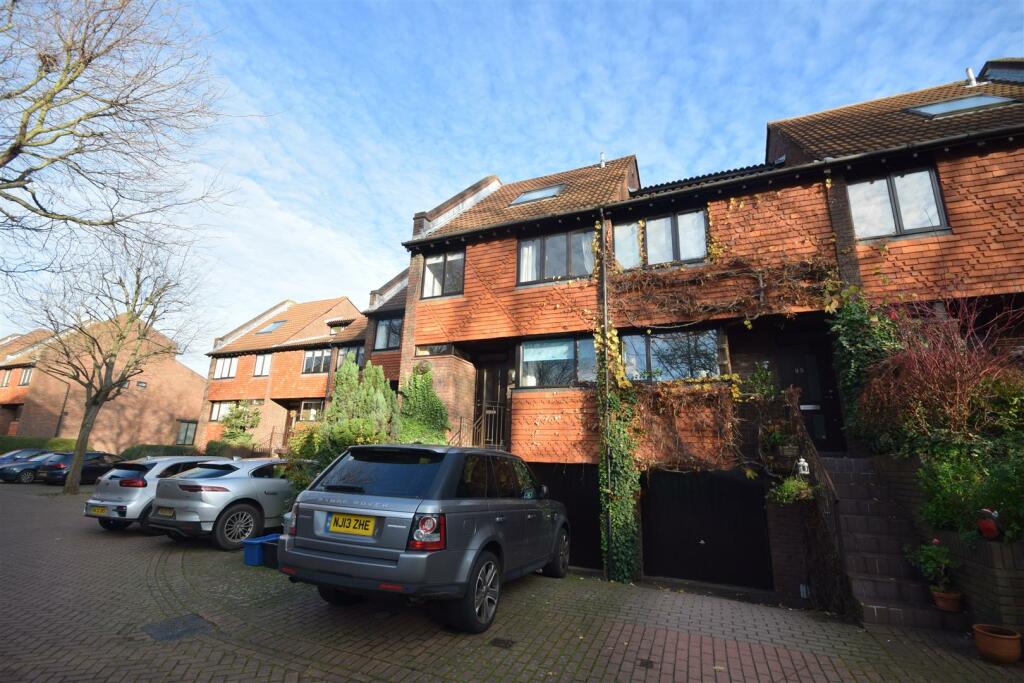 4 bed Mid Terraced House for rent in Twickenham. From Chase Buchanan - Twickenham & Strawberry Hill - Lettings