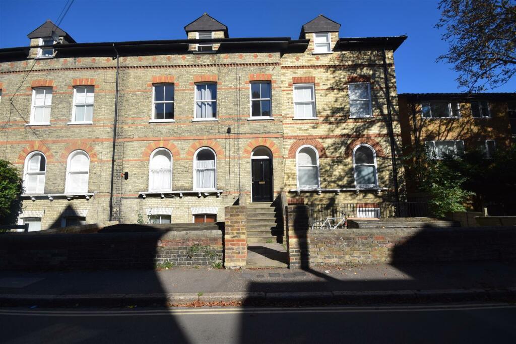 3 bed Apartment for rent in Twickenham. From Chase Buchanan - Twickenham & Strawberry Hill - Lettings
