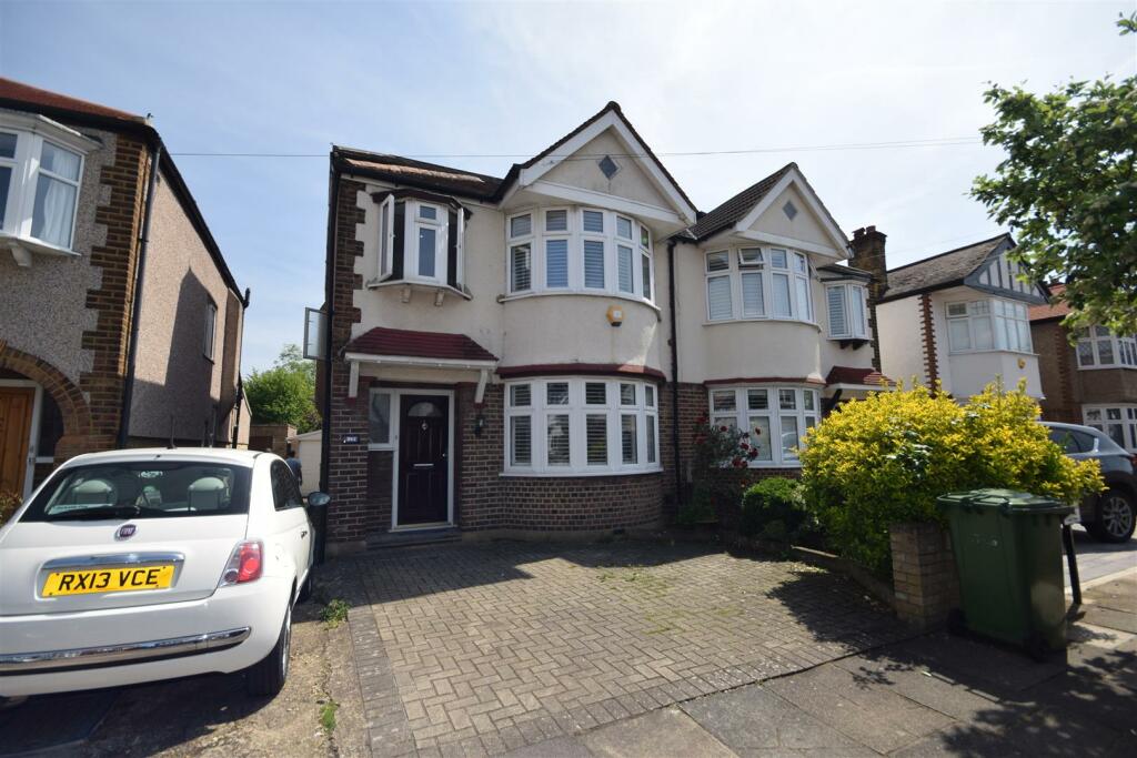 4 bed Semi-Detached House for rent in Twickenham. From Chase Buchanan - Twickenham & Strawberry Hill - Lettings