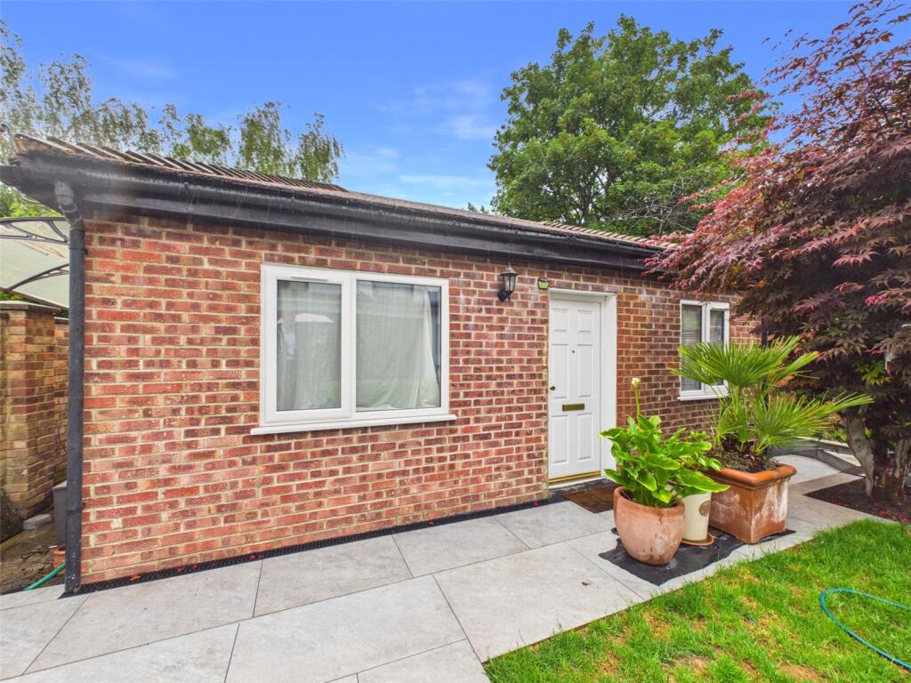 2 bed Bungalow for rent in Twickenham. From Chase Buchanan - Twickenham & Strawberry Hill - Lettings 2 bed Bungalow for rent in Twickenham. From Chase Buchanan - Twickenham & Strawberry Hill - Lettings