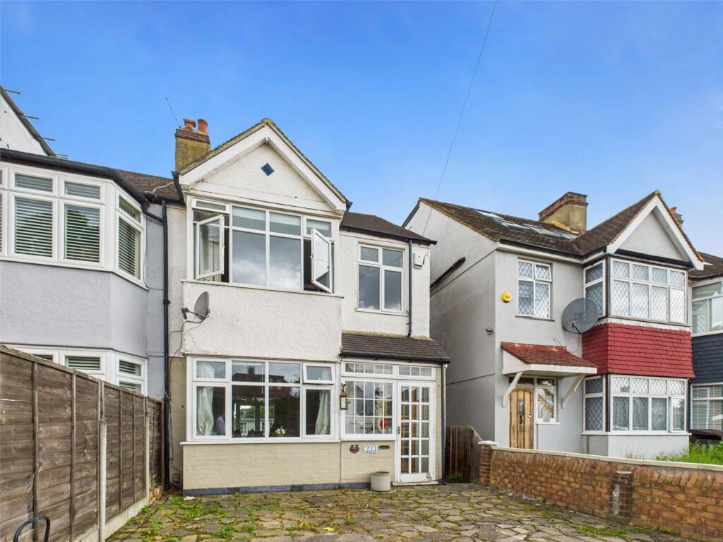 4 bed End of Terrace for rent in Twickenham. From Chase Buchanan - Twickenham & Strawberry Hill - Lettings 4 bed End of Terrace for rent in Twickenham. From Chase Buchanan - Twickenham & Strawberry Hill - Lettings