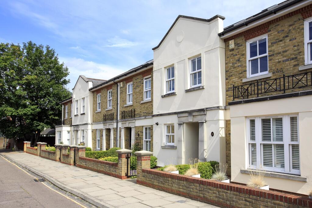 3 bed End of Terrace for rent in Twickenham. From Chase Buchanan - Twickenham & Strawberry Hill - Lettings