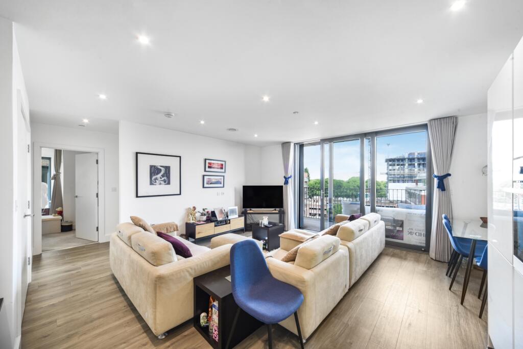 2 bed Apartment for rent in Staines-upon-Thames. From Chase Evans - Docklands