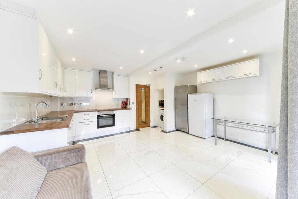 5 bed Mid Terraced House for rent in Poplar. From Chase Evans - Docklands