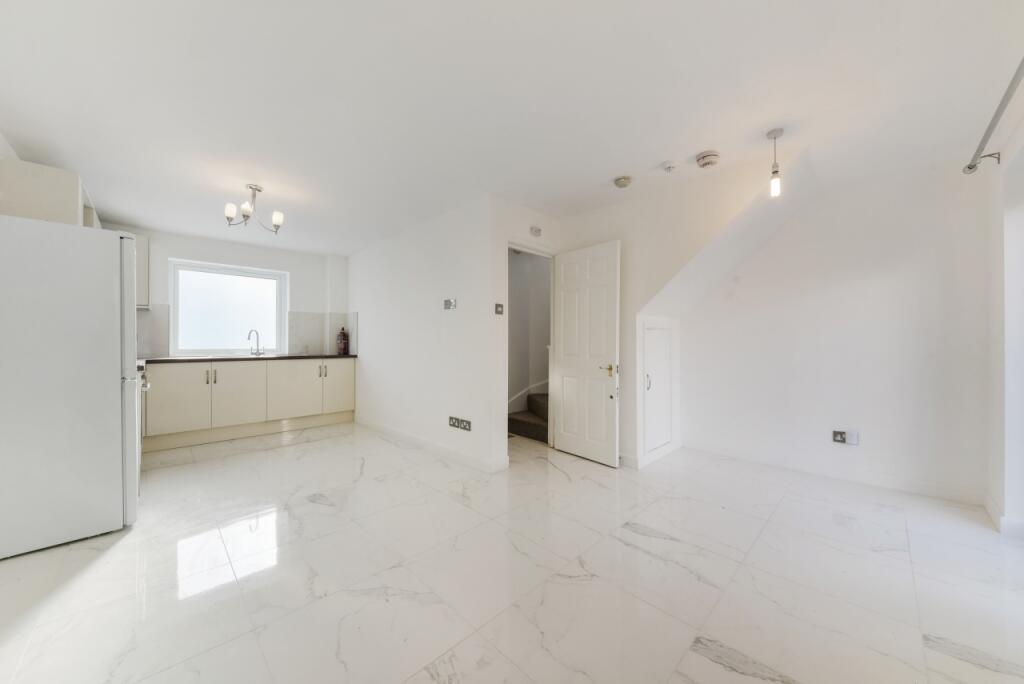 4 bed Mid Terraced House for rent in Poplar. From Chase Evans - Docklands