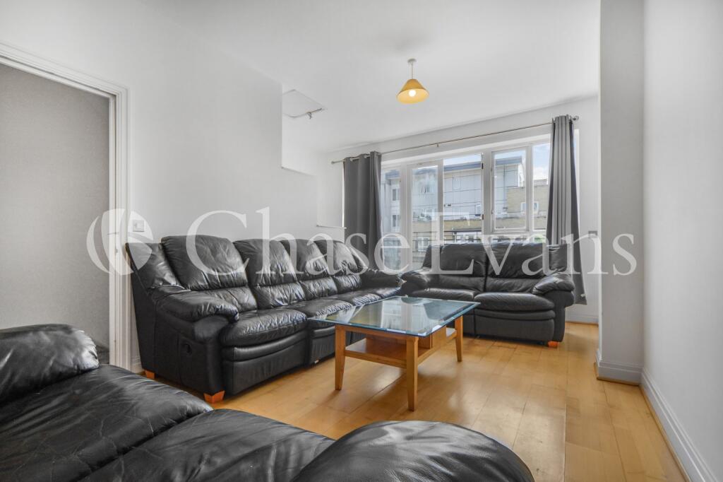 4 bed Mid Terraced House for rent in Poplar. From Chase Evans - Docklands