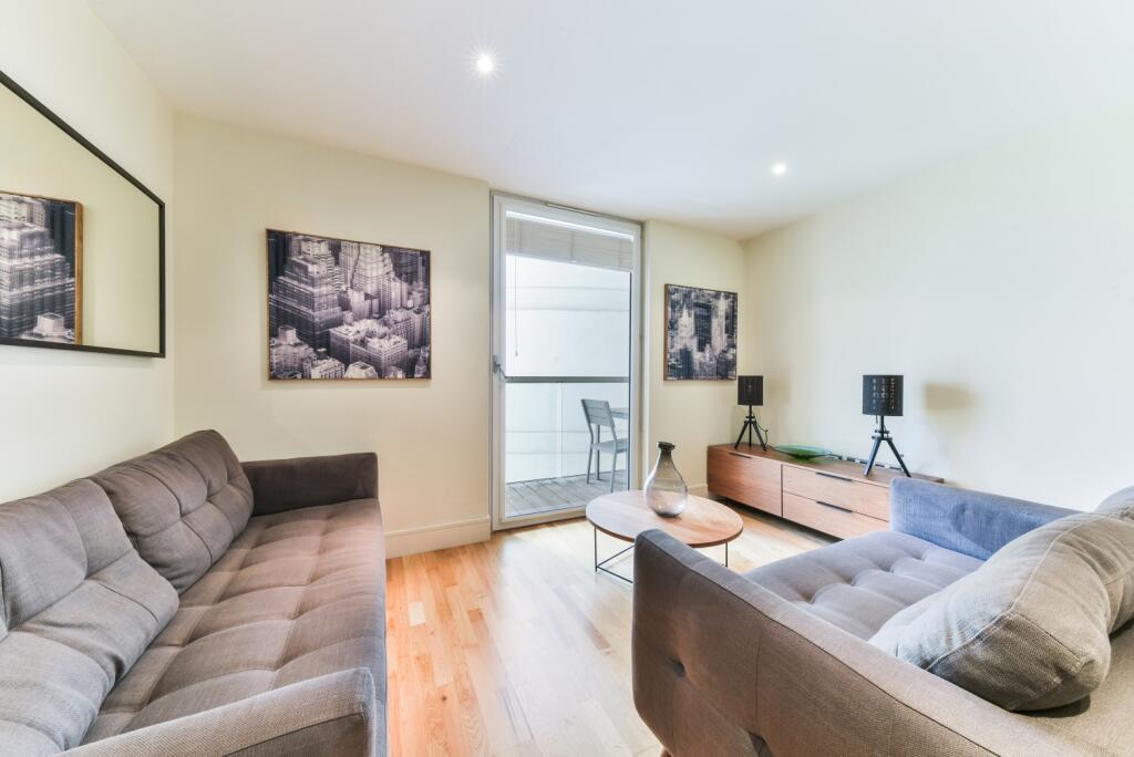 1 bed 1st Floor Flat for rent in Poplar. From Chase Evans - Pan Peninsula