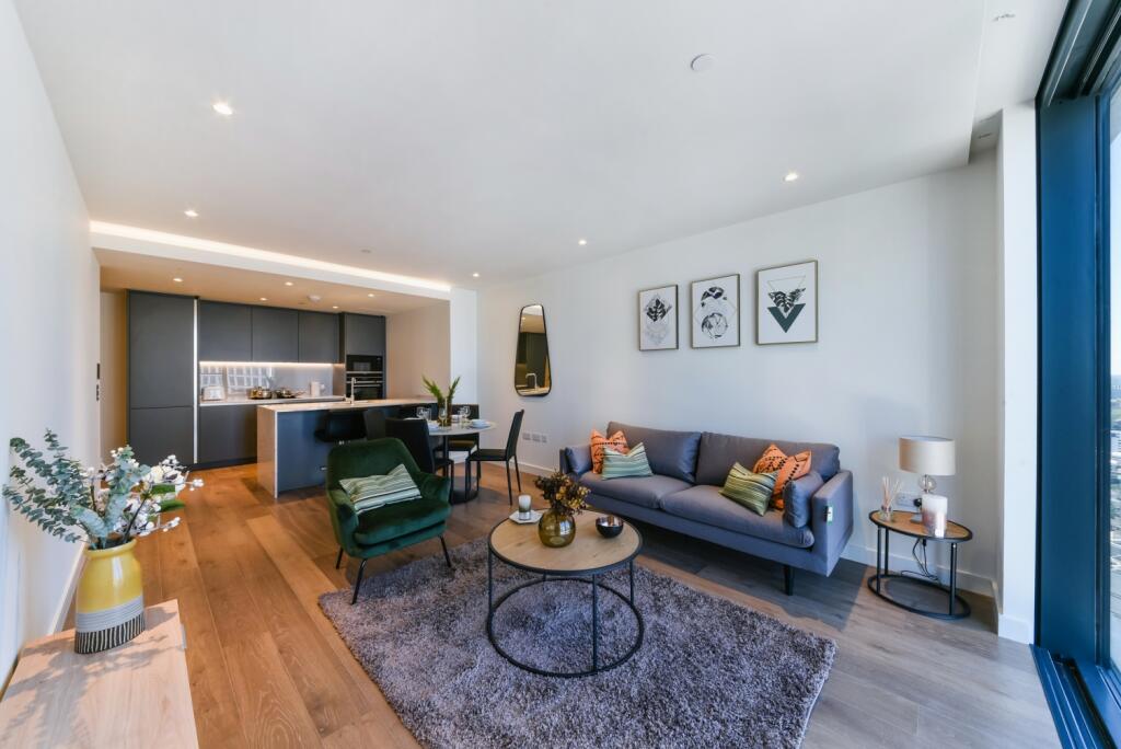 1 bed 1st Floor Flat for rent in Poplar. From Chase Evans - Pan Peninsula