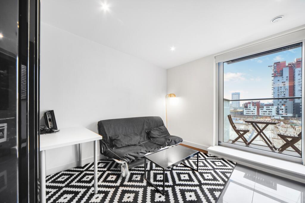 4 bed 1st Floor Flat for rent in Poplar. From Chase Evans - Pan Peninsula