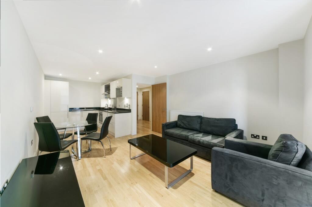 1 bed 1st Floor Flat for rent in Poplar. From Chase Evans - Pan Peninsula