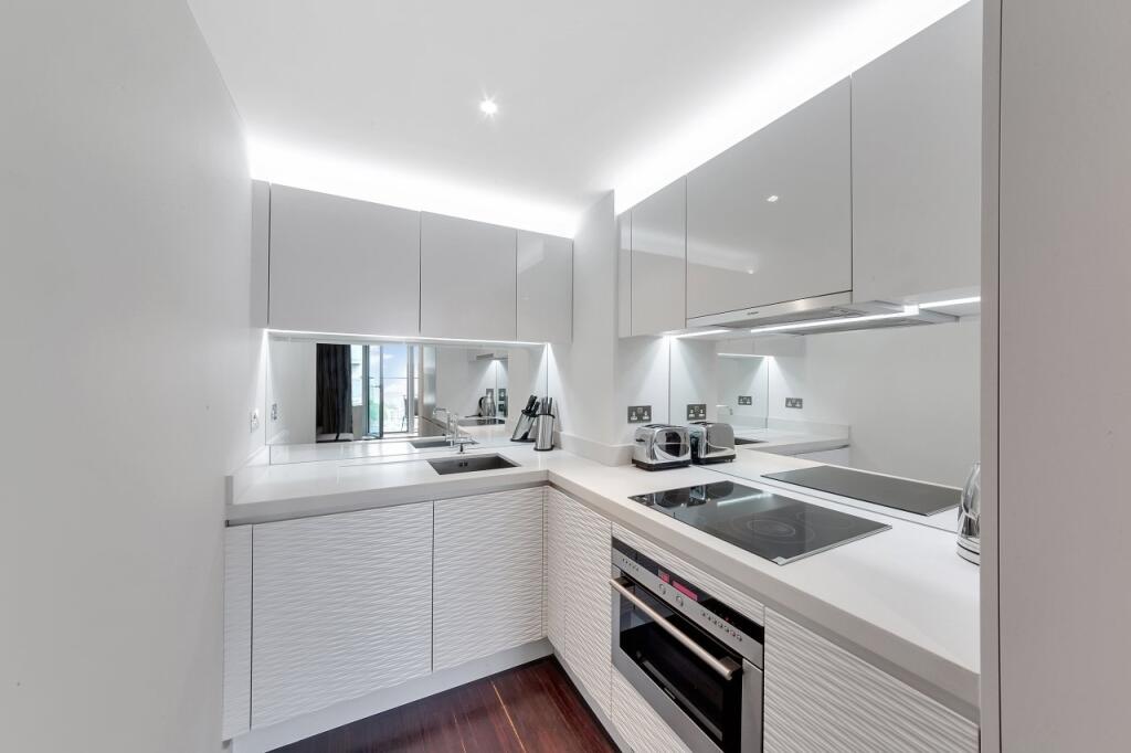 1 bed 1st Floor Flat for rent in Poplar. From Chase Evans - Pan Peninsula