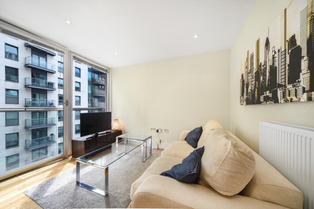 1 bed 1st Floor Flat for rent in Poplar. From Chase Evans - Pan Peninsula