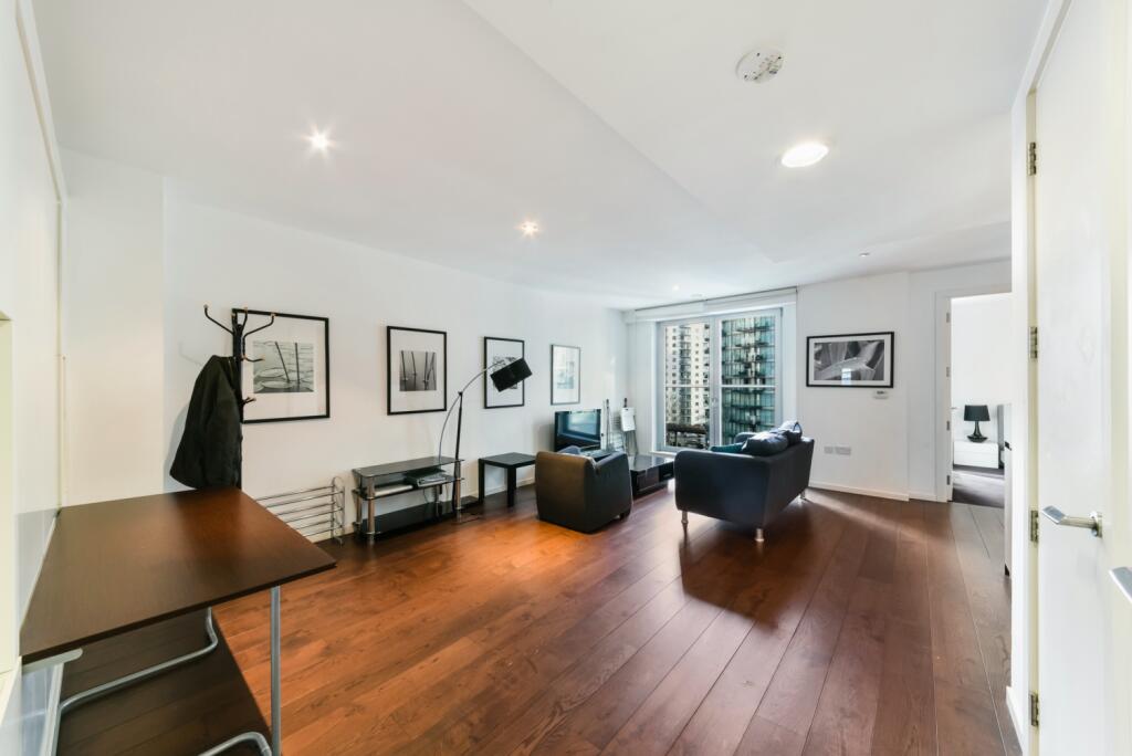1 bed 1st Floor Flat for rent in Poplar. From Chase Evans - Pan Peninsula