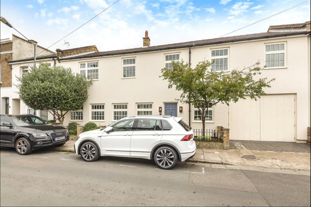6 bed Detached for rent in Barnes. From Chestertons Estate Agents - Barnes Village Lettings
