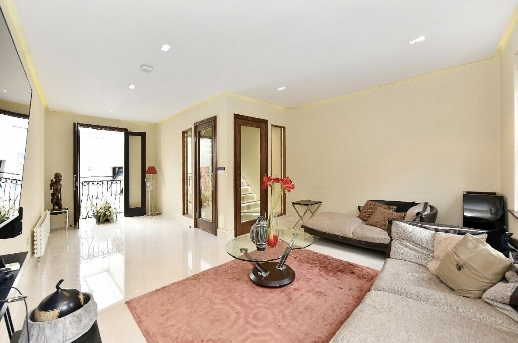 4 bed Detached House for rent in Battersea. From Chestertons Estate Agents - Battersea Park Lettings