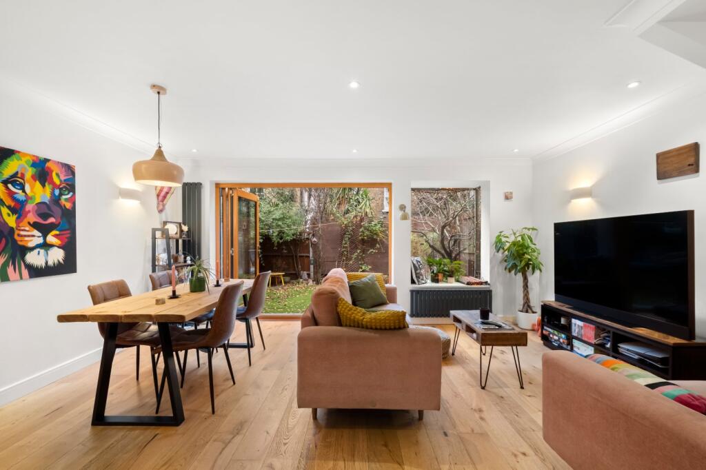 3 bed Detached for rent in Westminster. From Chestertons Estate Agents - Battersea Park Lettings
