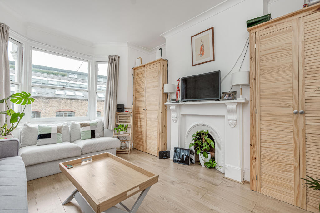3 bed 1st Floor Flat for rent in Battersea. From Chestertons Estate Agents - Battersea Park Lettings