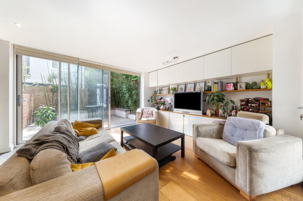 3 bed 1st Floor Flat for rent in Battersea. From Chestertons Estate Agents - Battersea Park Lettings