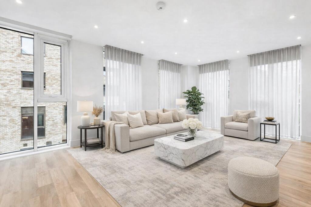 3 bed 1st Floor Flat for rent in Battersea. From Chestertons Estate Agents - Battersea Park Lettings