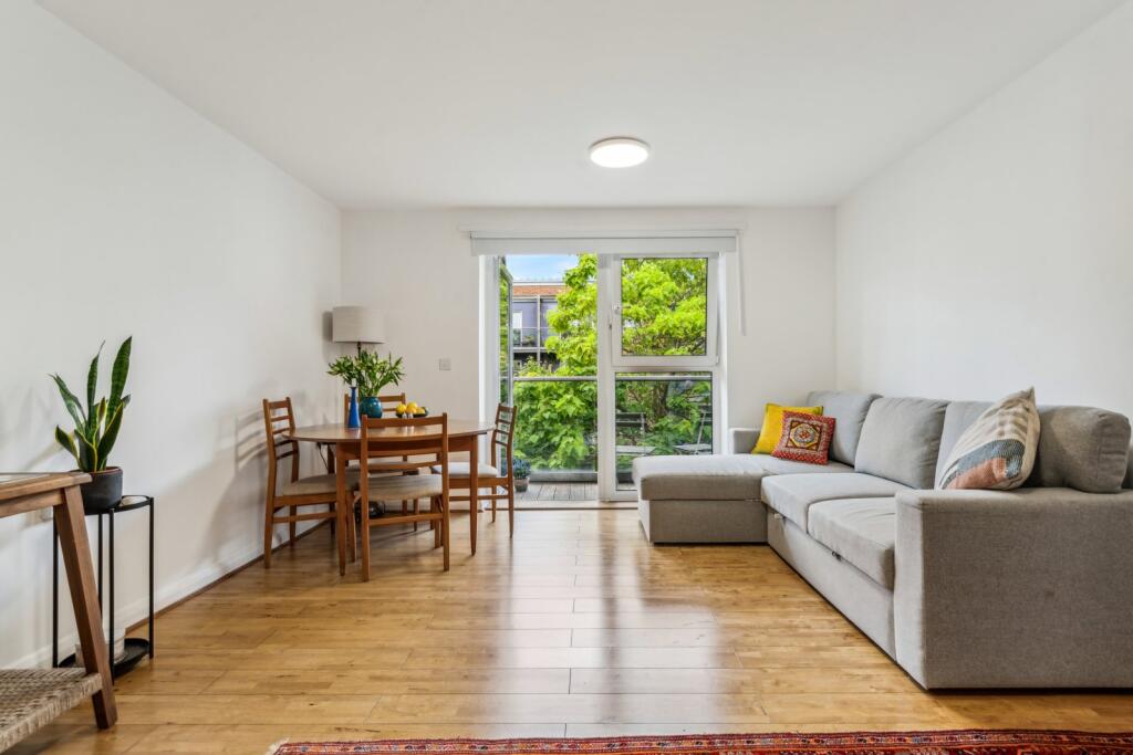 2 bed 1st Floor Flat for rent in Battersea. From Chestertons Estate Agents - Battersea Park Lettings