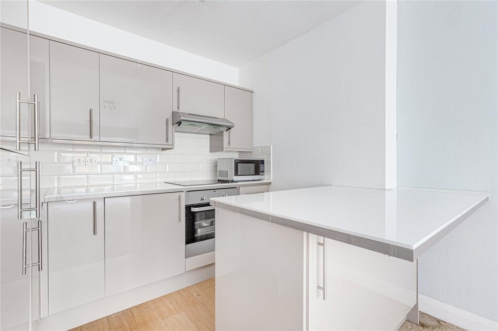 1 bed 1st Floor Flat for rent in Battersea. From Chestertons Estate Agents - Battersea Park Lettings