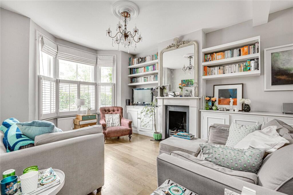 4 bed Detached for rent in Battersea. From Chestertons Estate Agents - Battersea Park Lettings